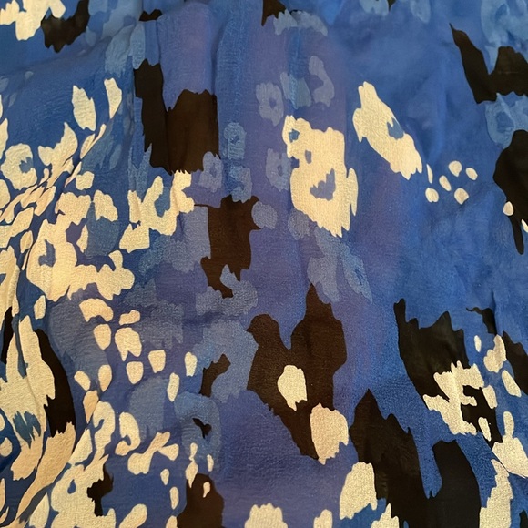 St John Printed Silk Sleeveless Blouse - Picture 3 of 5